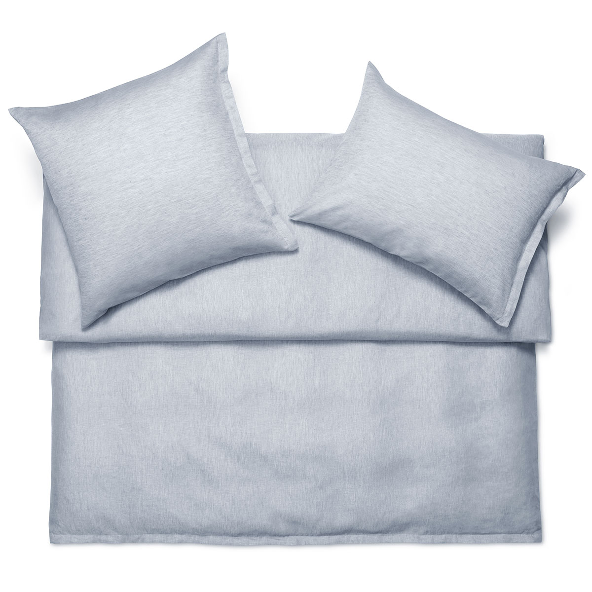 Hellblaues Bettwäsche Set Levin mit zwei Kissen und Decke aus leichtem Stoff.