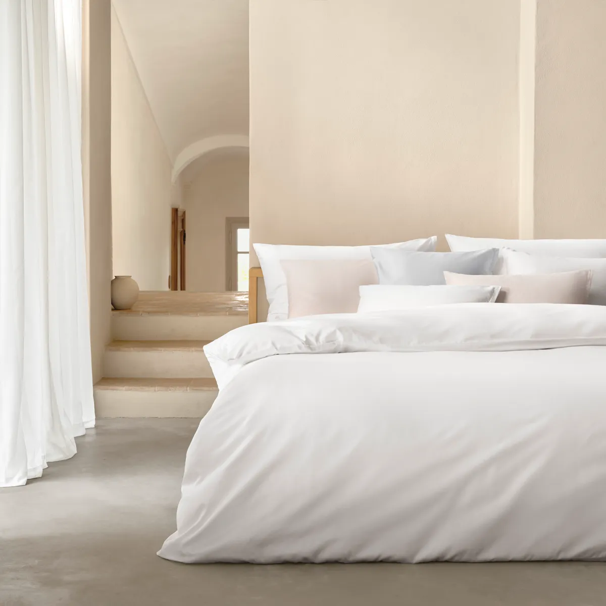 schlossberg-bettwaesche-satin-uni-blanc-kissen-uni-blanc-glace-perle-hero-1200x1200 schlossberg-bettwaesche-satin-uni-blanc-kissen-uni-blanc-glace-perle-hero-1200x1200