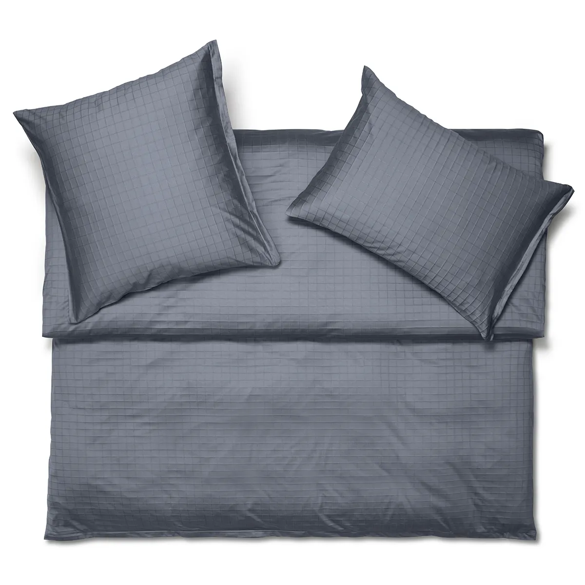 Bettwäsche-Set Kent in einem eleganten Grau mit feinem Streifenmuster, bestehend aus Kissenbezügen und Duvet.